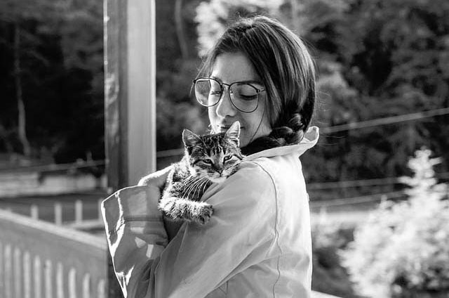 Young woman holding her cat